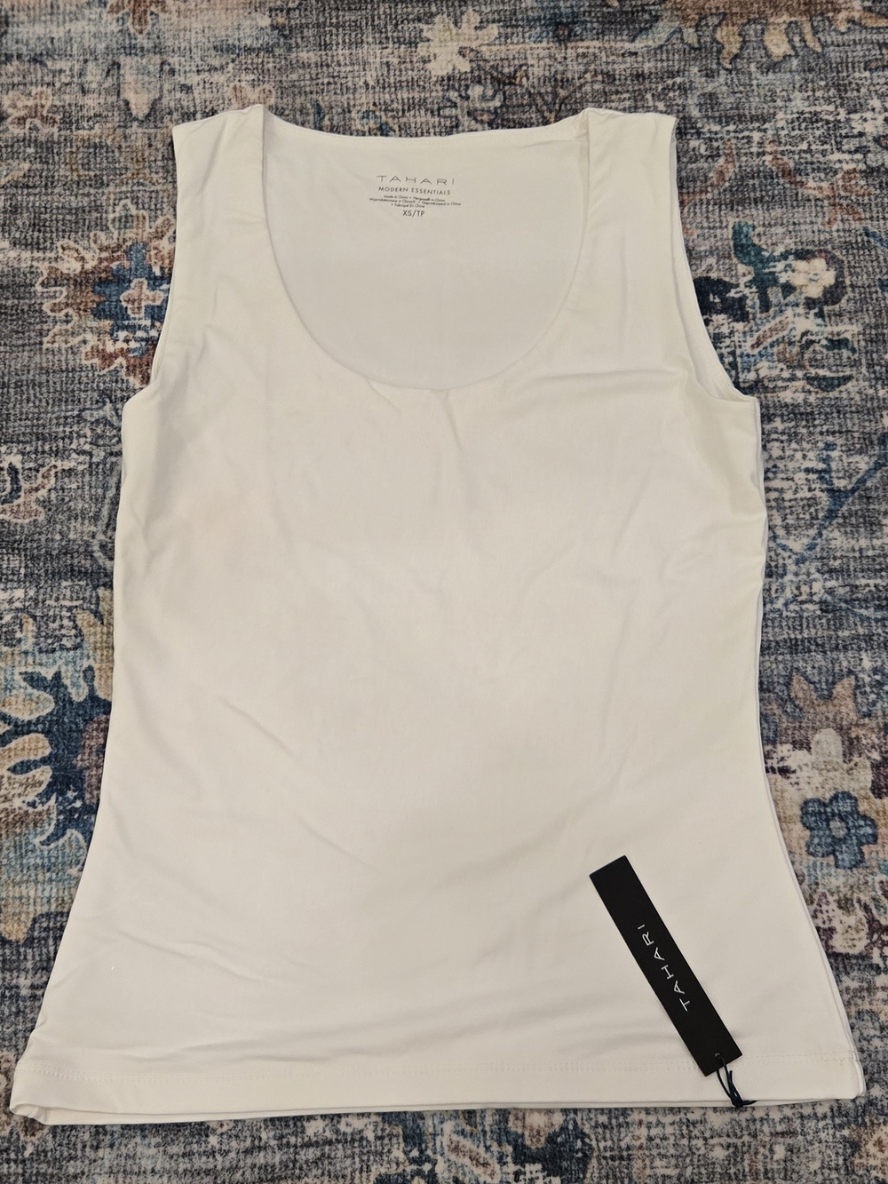 Tahari White Scoop Neck Tank ✨️ Make An Offer ✨️